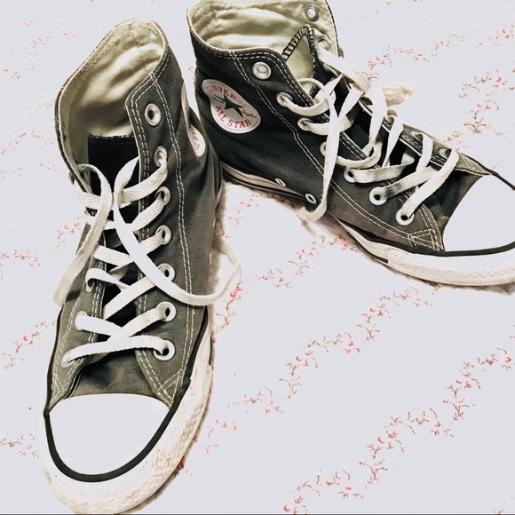 Sz 7 Women's Hi-Top Converse Shoes - Picture 2 of 6